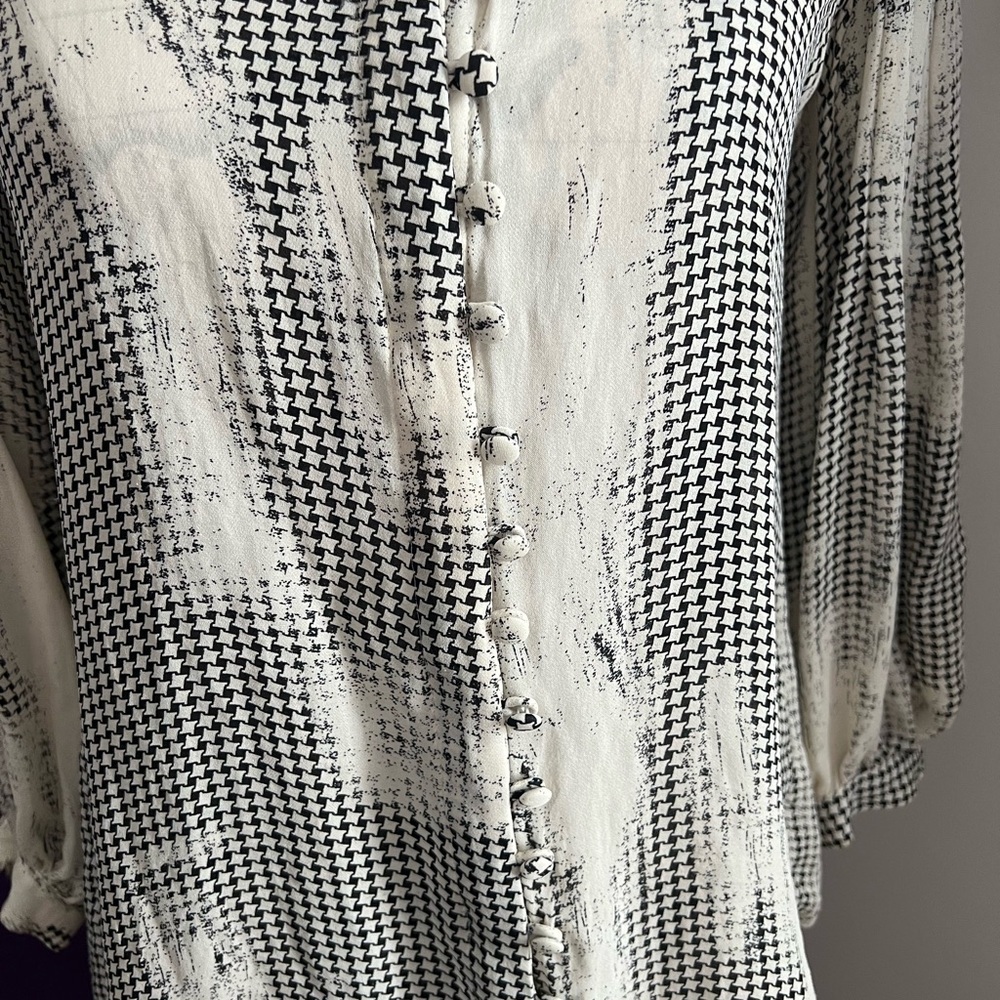 7 for $30 Parker Long Sleeve Blouse - Picture 4 of 8